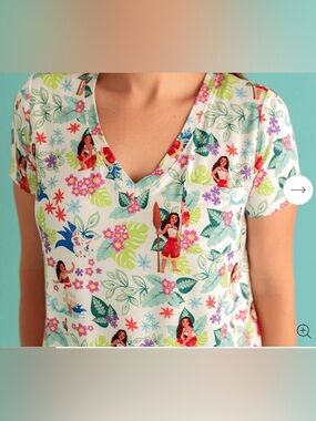 Disney Posh Peanut Moana Print V-Neck Short with pocket